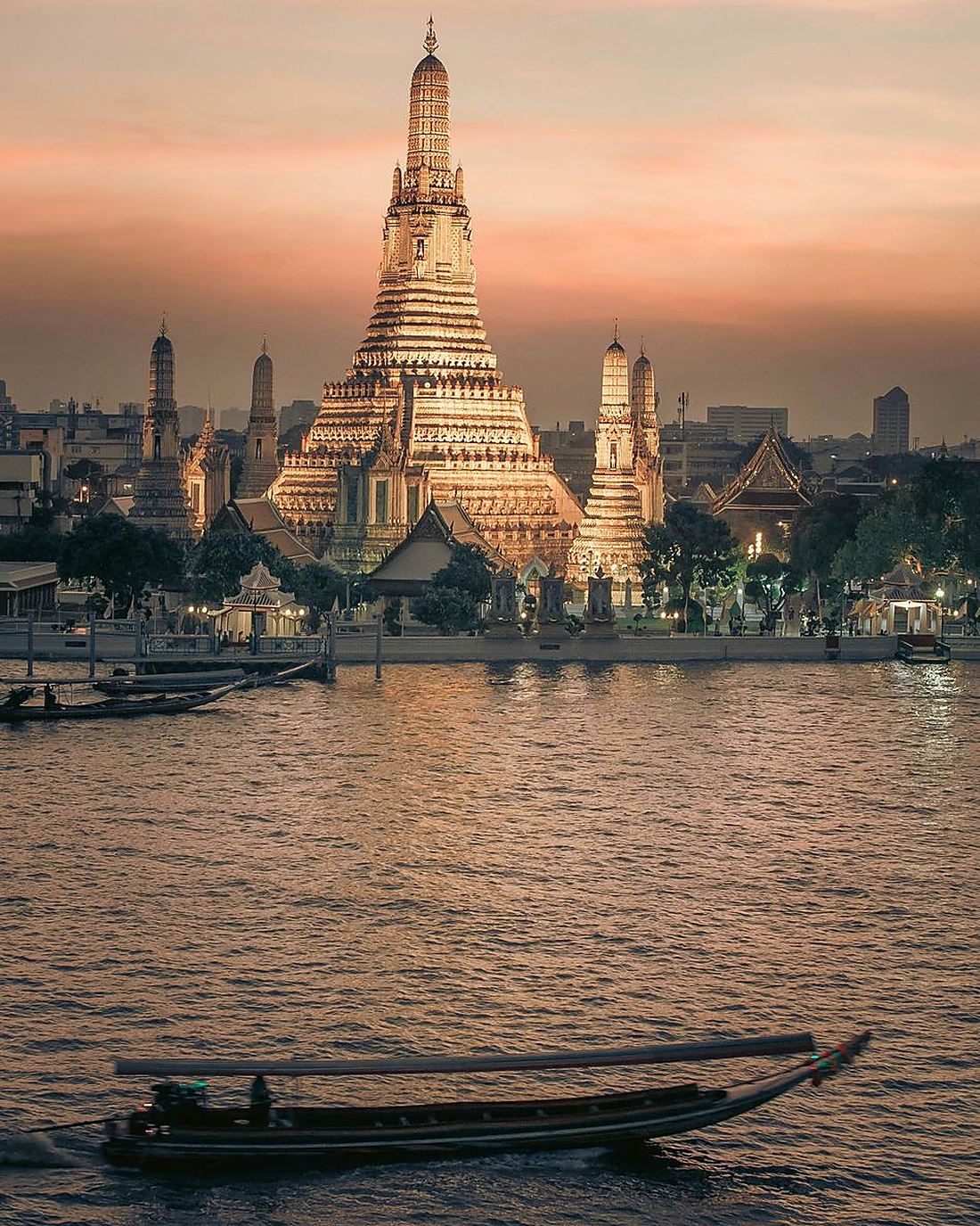 Wat Arun-tempelet i Bangkok i solnedgang
