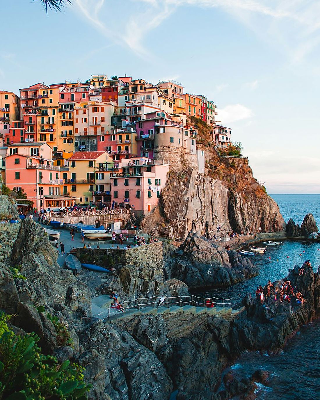 Fargerike hus på klippen i Manarola i Cinque Terre