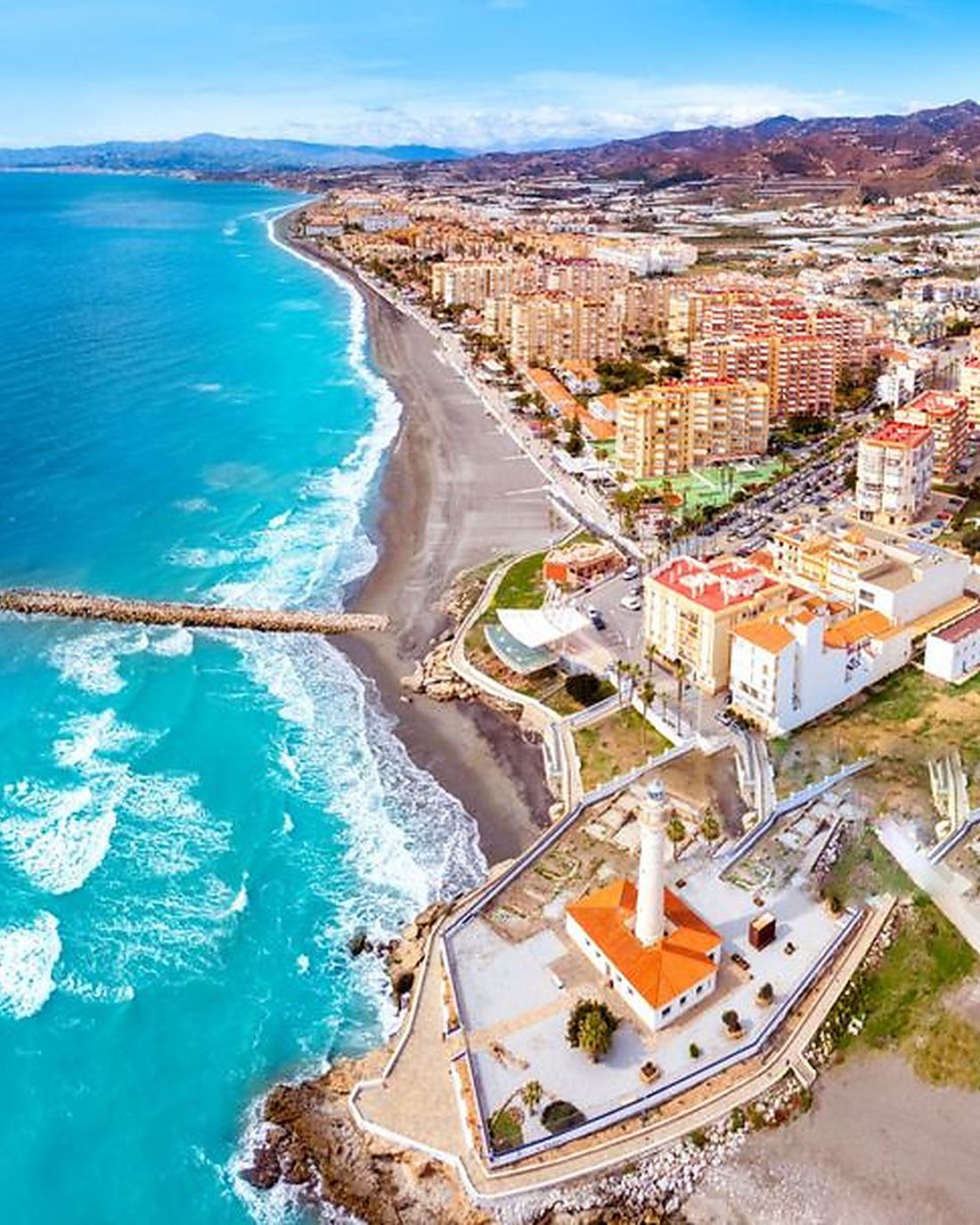 Strandpromenade og turkist hav på Costa del Sol