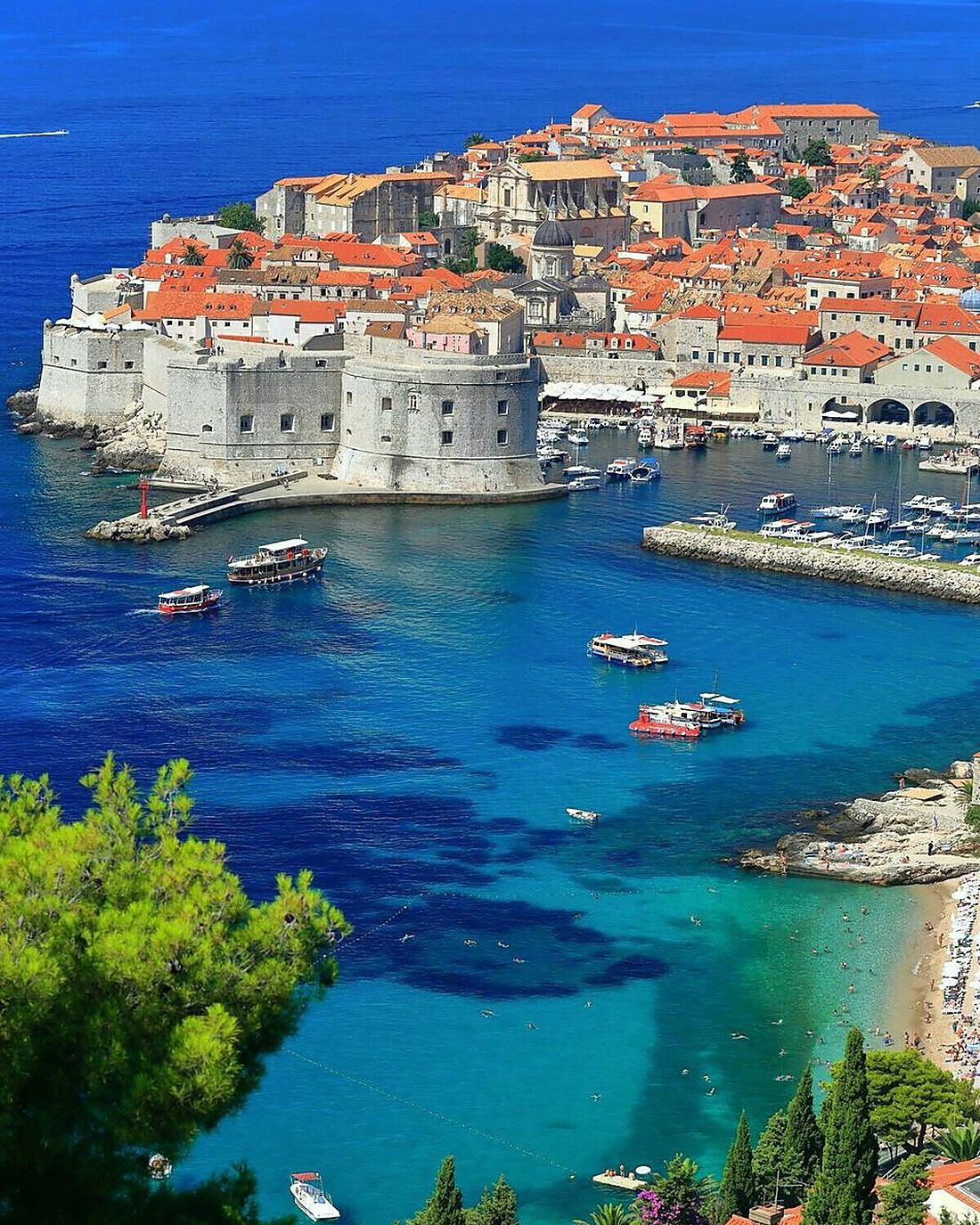 Dubrovniks gamleby med bymur og turkist Adriaterhav