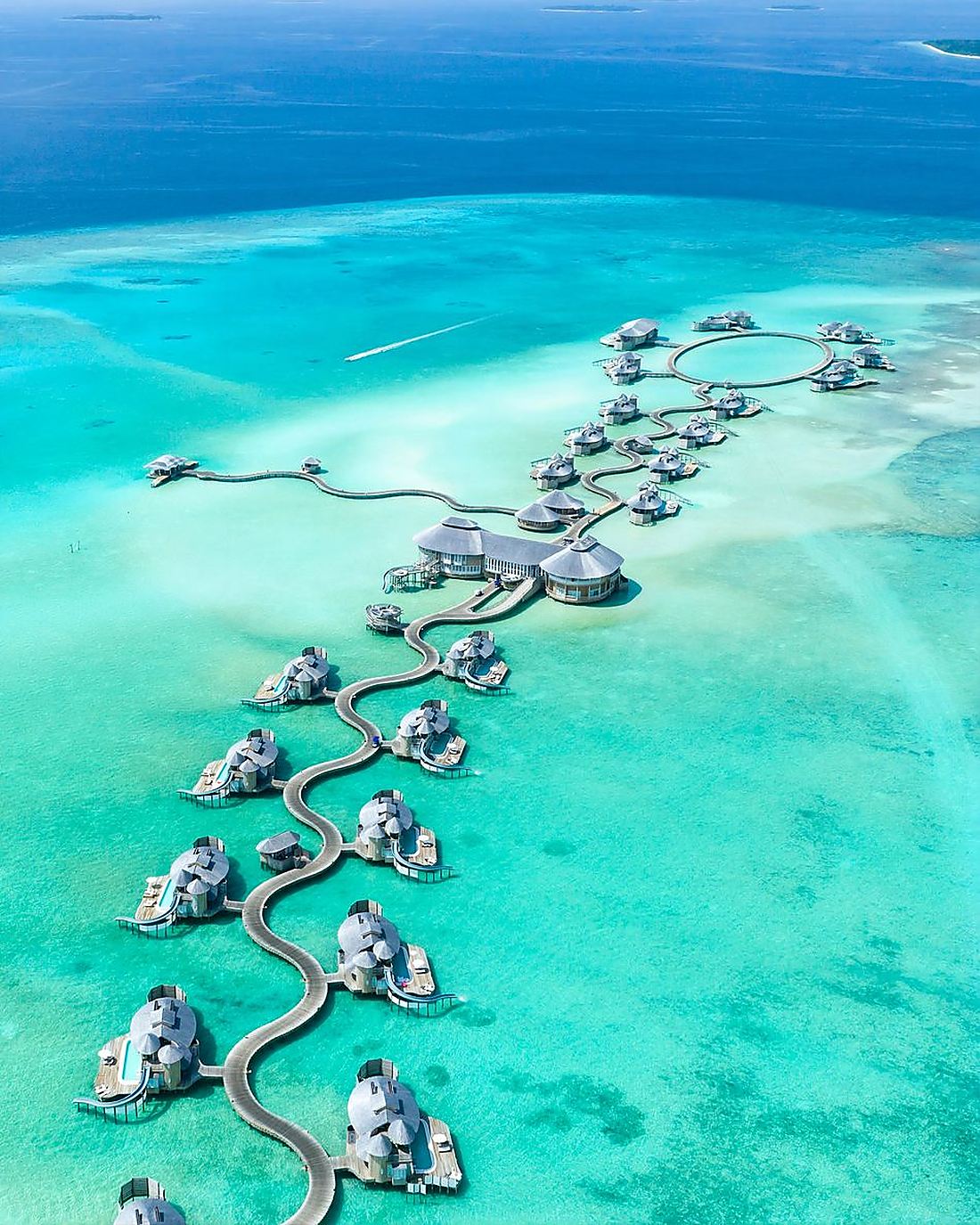 Overvannsvillaer i turkis lagune på Maldivene