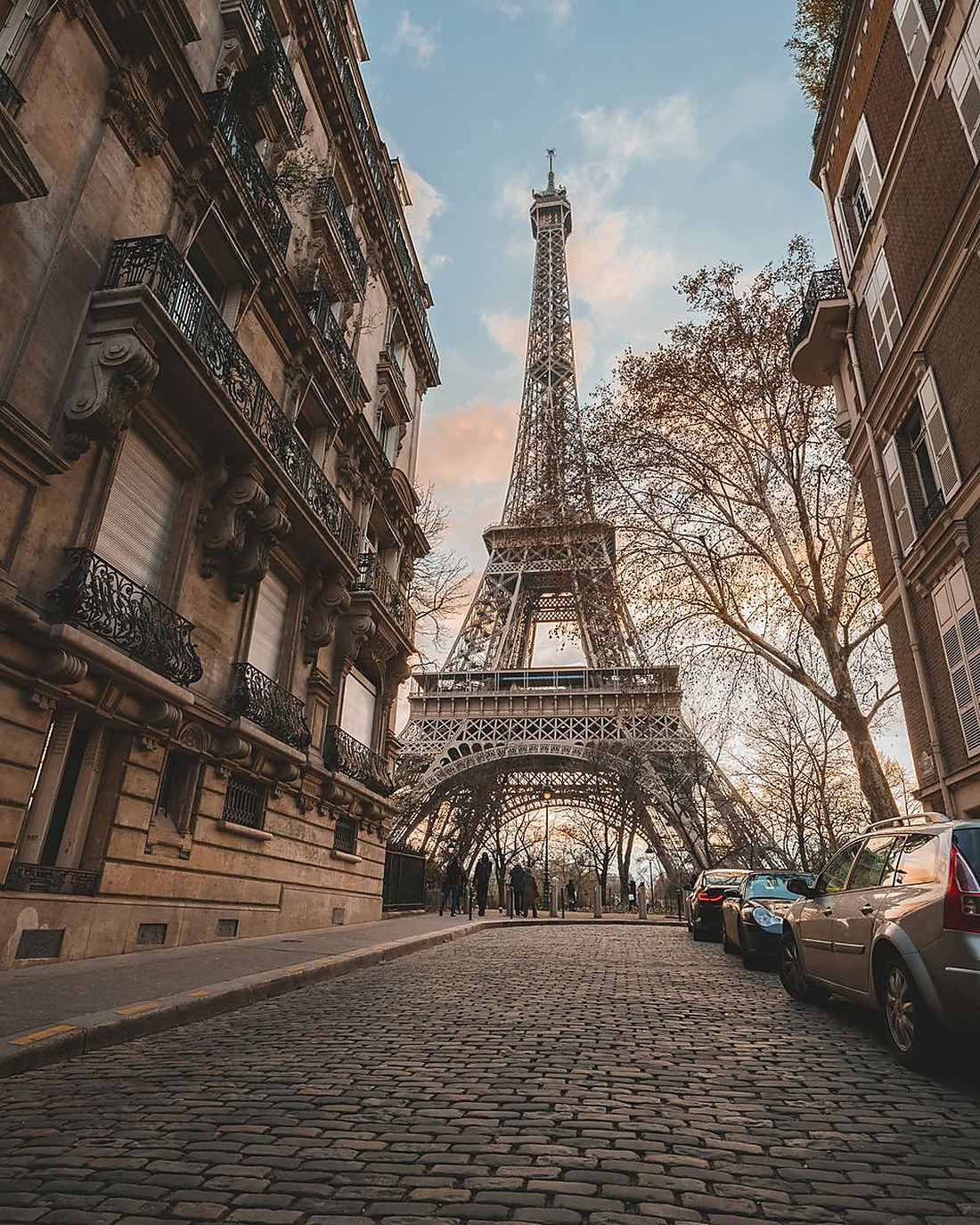Eiffeltårnet sett fra en brosteinsgate i Paris