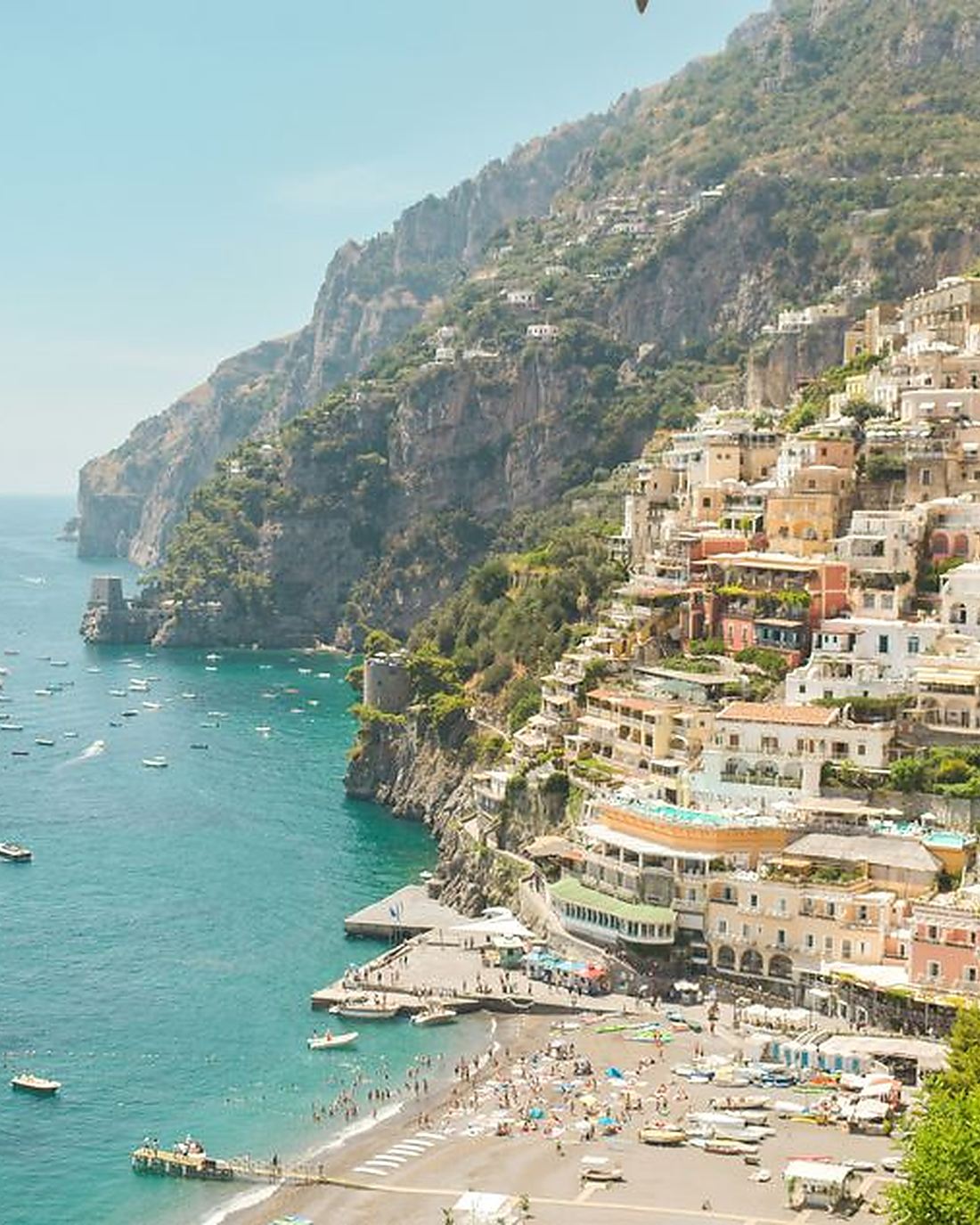 Positano på Amalfikysten med fargerike hus i fjellsiden