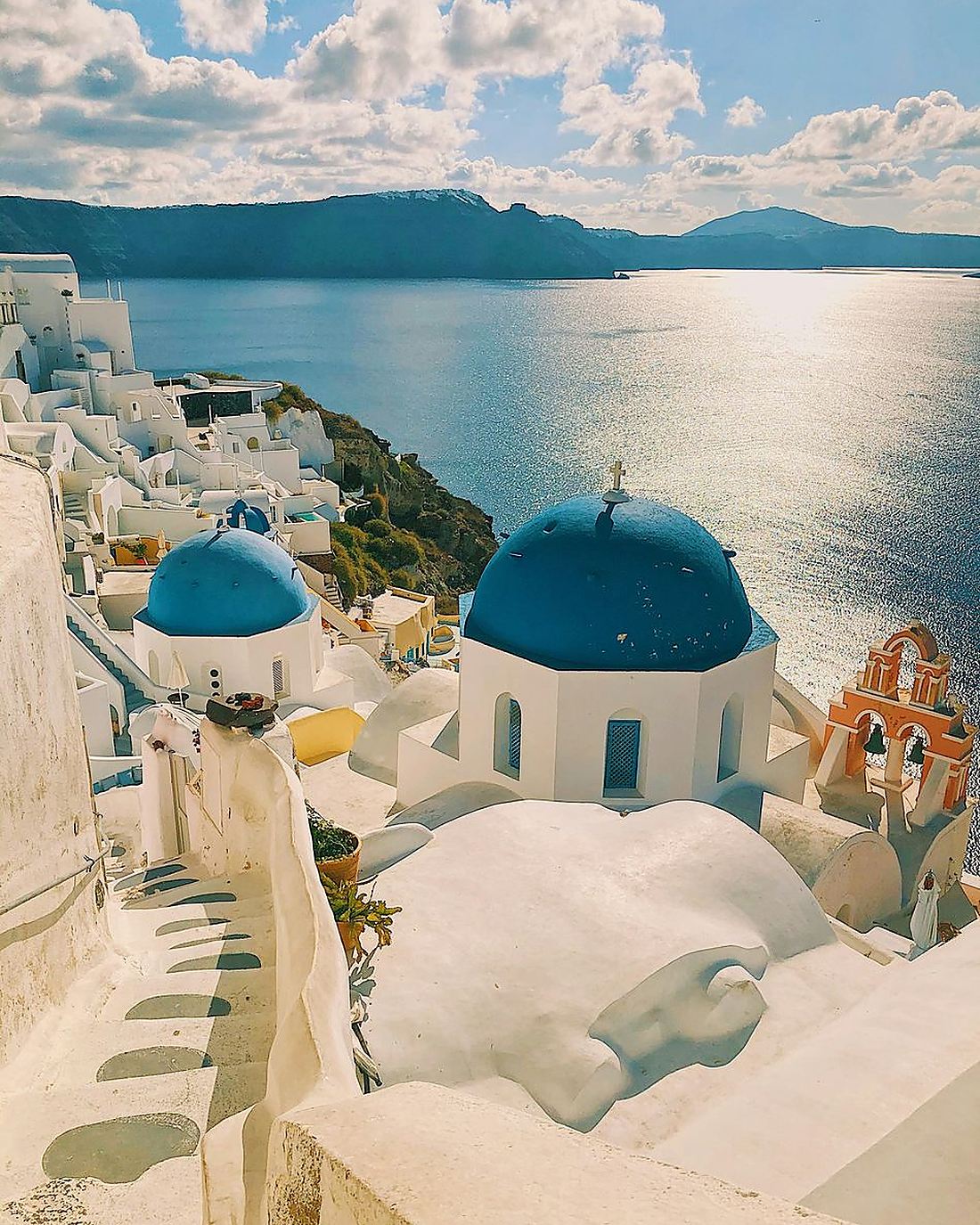Blå kirkekupler og hvitkalkede hus i Oia på Santorini