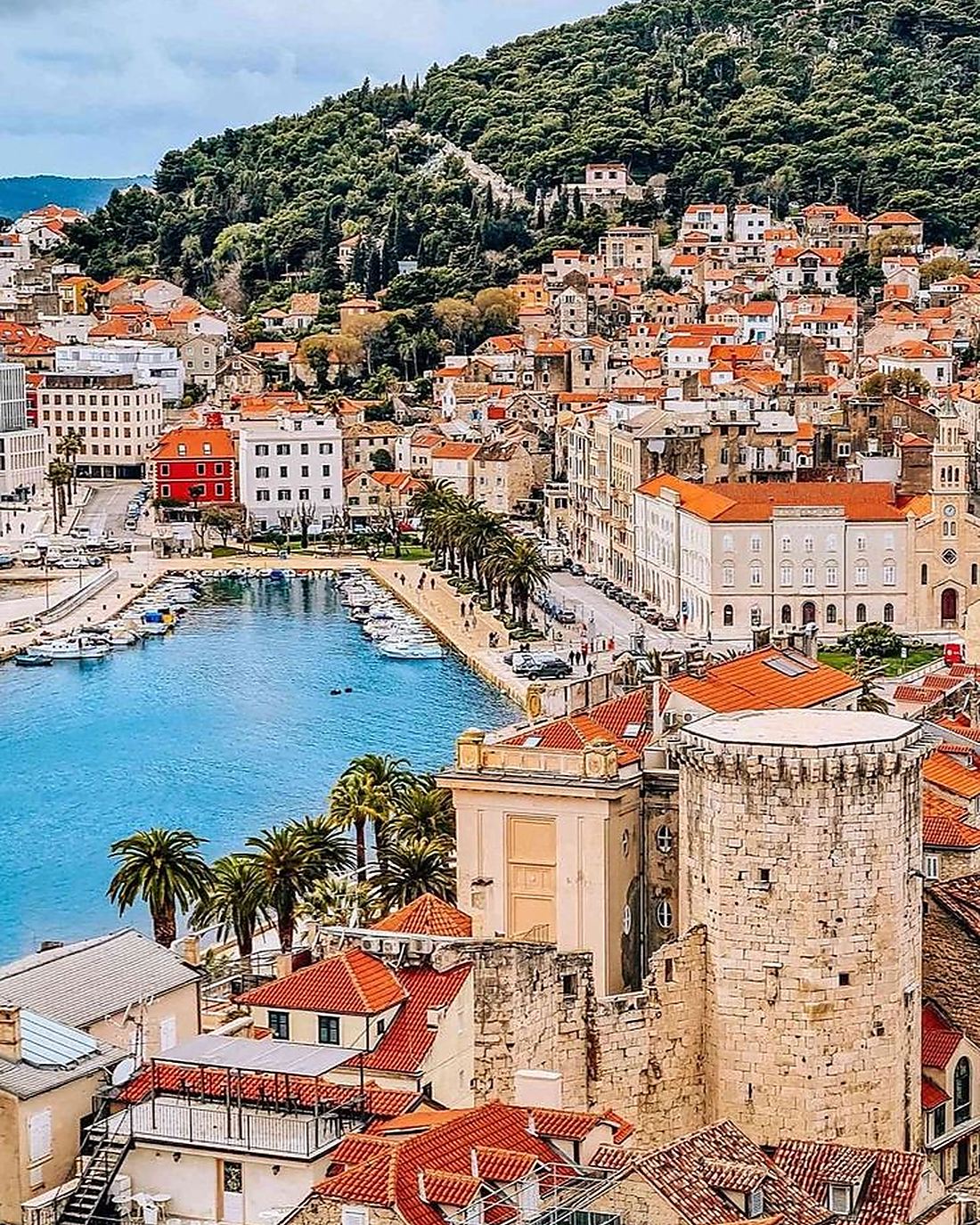 Gamlebyen og havnen i Split i Kroatia