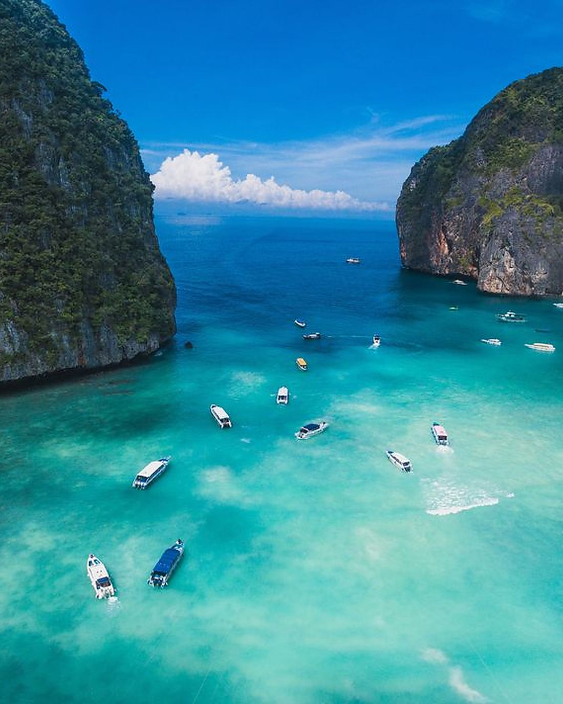 Maya Bay på Phi Phi-øyene i Thailand med kalksteinsklipper