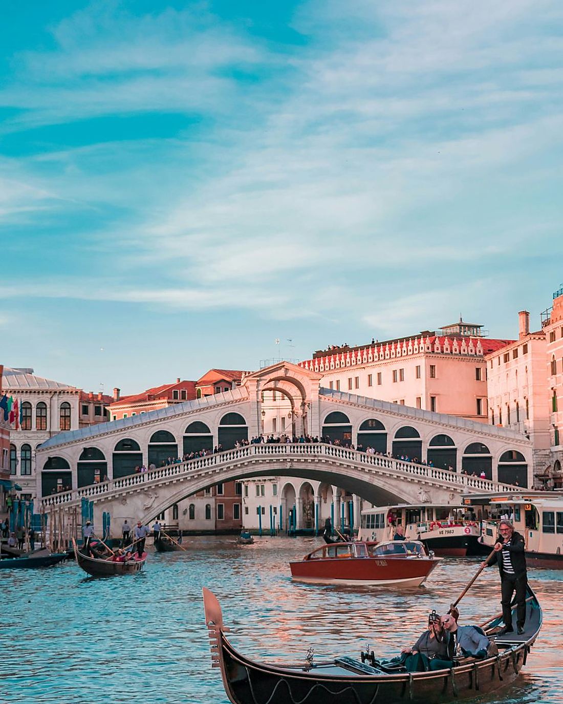 Rialtobroen og gondoler på Canal Grande i Venezia