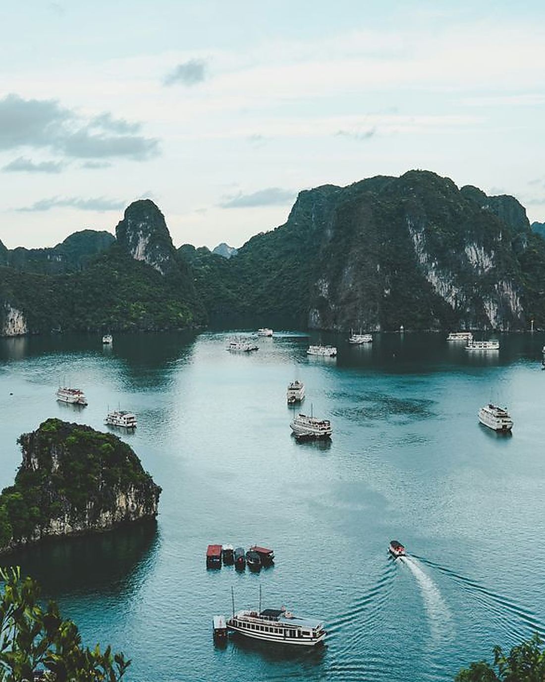 Ha Long-bukta i Vietnam med kalksteinsøyer og båter